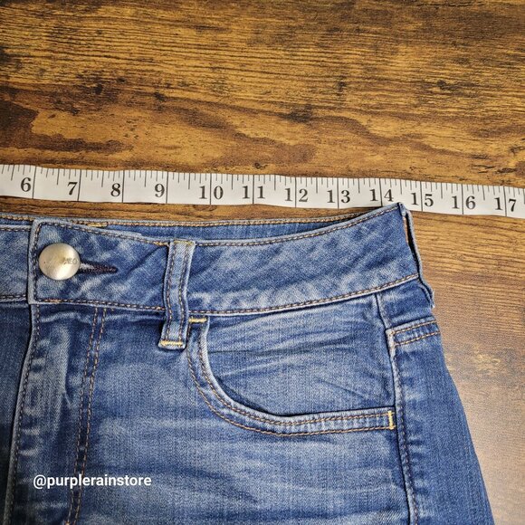 American Eagle Hi Rise Shortie Size 8 Super Stretch Raw Hem Medium Light Wash - Picture 6 of 11